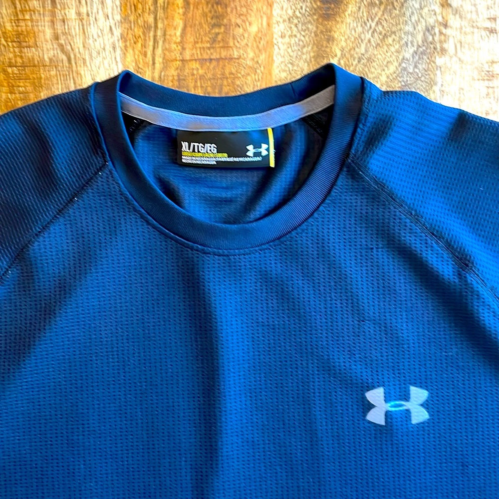 Under Armour long sleeve athletic shirt - Picture 2 of 3